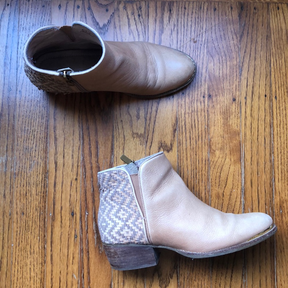 ❌SOLD❌ Vince Camuto tan leather ankle booties